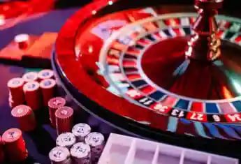Aplikasi mobile m11bet menampilkan pasar sportsbook dan permainan dealer langsung